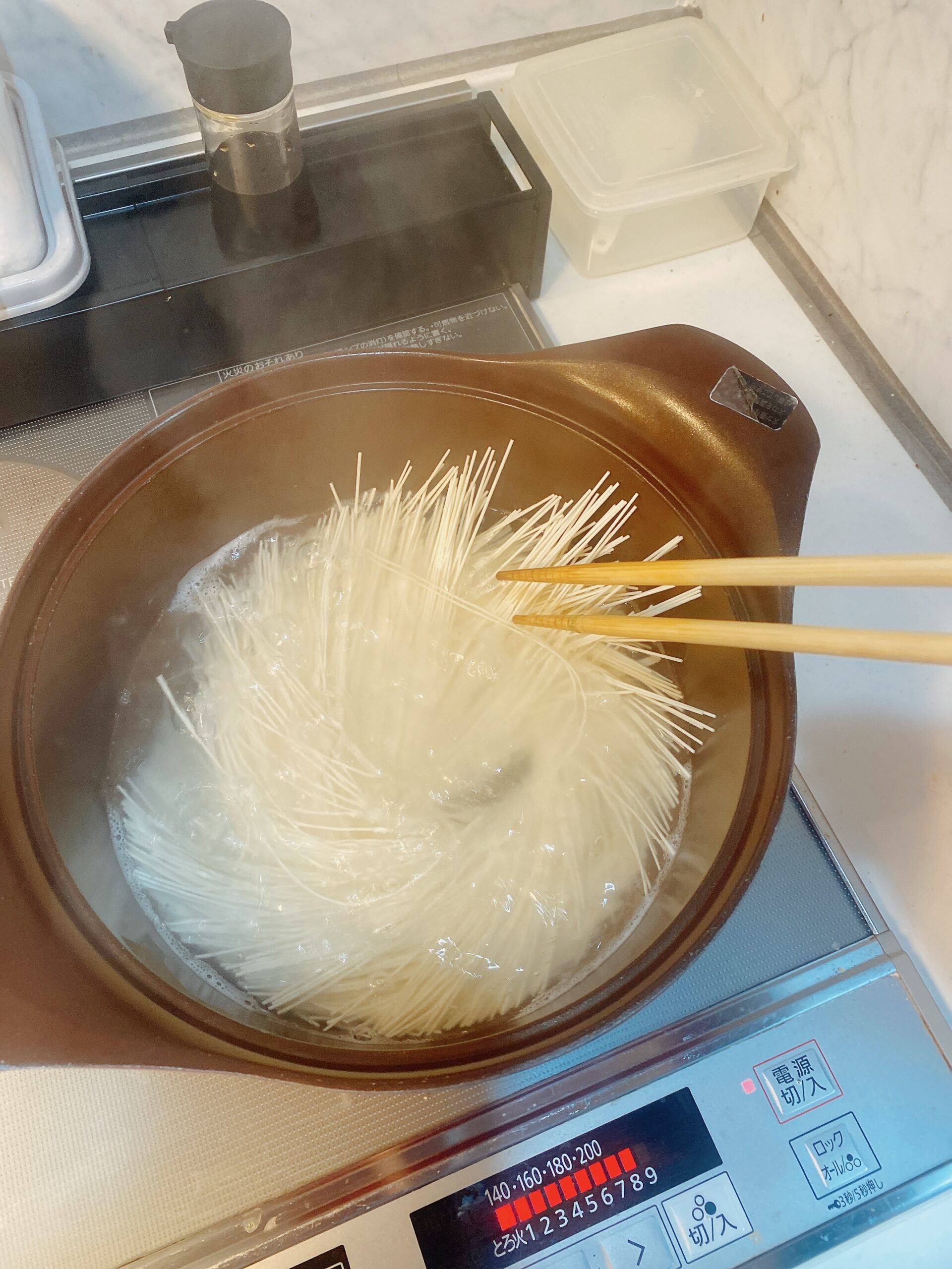 素麺を茹でる２